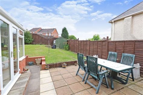 Three Double Bedrooms. . Bungalow for sale skidmore road coseley